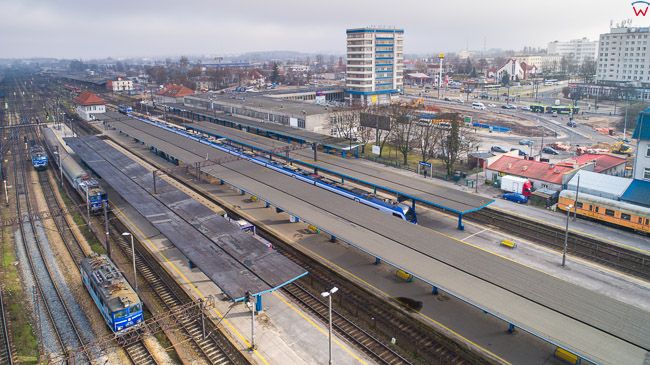 Olsztyn, torowisko i perony dworca PKP. EU, PL, warm-maz. Lotnicze.